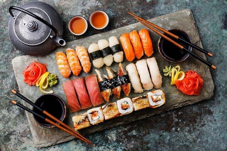 Sushi gồm cá, wasabi, rong biển và gừng ngâm