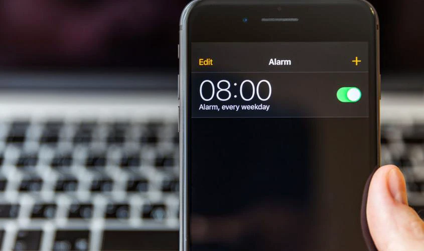 Tại sao nên biết cách cài đặt báo thức trên iPhone?