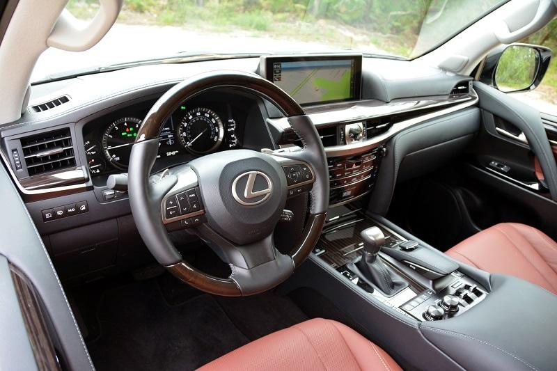 Dashboard of the Lexus LX 570