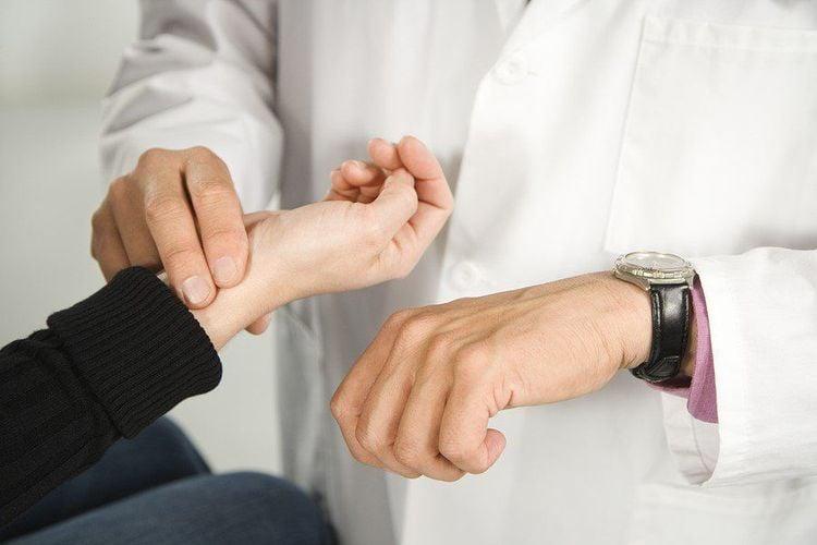 Đặt hai ngón tay lên động mạch ở bên trong cổ tay giúp người bệnh có thể kiểm tra nhịp tim