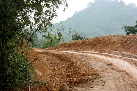 Nền đường tuyến Tân Ốc - Khe Càn nguy cơ bị phá hỏng trong mùa mưa bão năm nay.